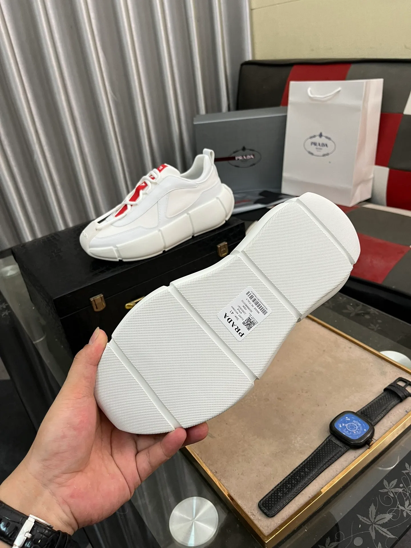 Men's shoes 💰540⌚️⌚️ PRADA/Prada men's lace-up casual sports shoes, the upper is made of cowhide leather and breathable mesh. It is soft, comfortable and breathable. The tongue is decorated with the PRADA brand letter logo. The thick rubber sole echoes the red label tongue. The style is fashionable and elegant. The details are carefully crafted. A super fashionable casual sports shoe with excellent breathability!  Size: 38-443️⃣Colors available